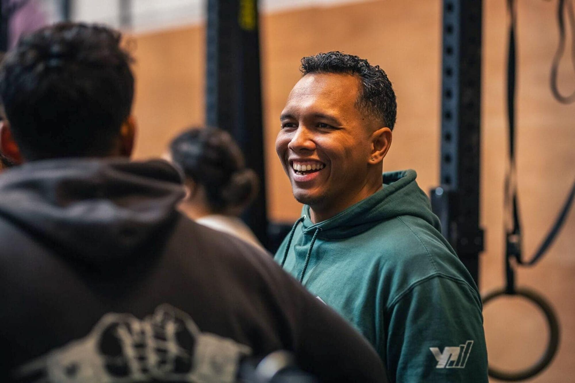 Coach en lid lachen samen voor de WOD
